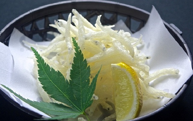 大人気！しらうおの唐揚げ