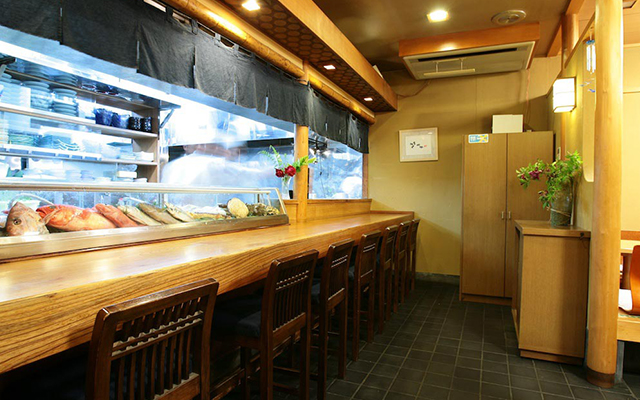 カウンターで新鮮な魚介を眺めながら一杯どうぞ