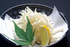 日本酒がすすむしらうおの唐揚げ
